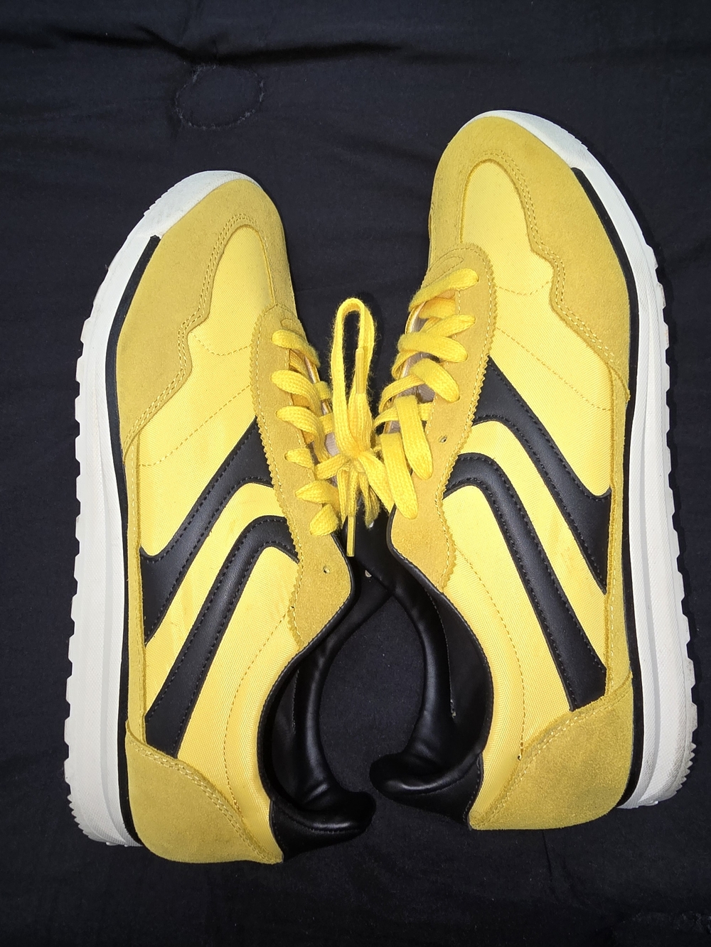 No Boundaries Men's Yellow and Black Athletic Sneakers